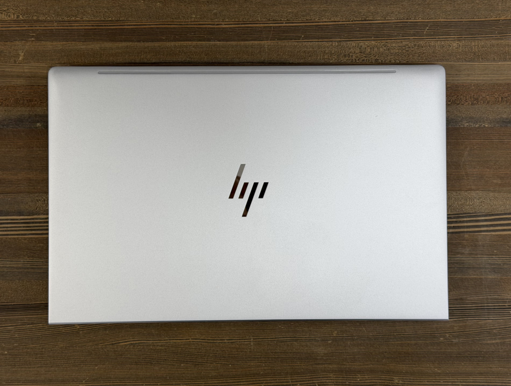 HP EliteBook 650 G9 с закрытой крышкой, вид сверху