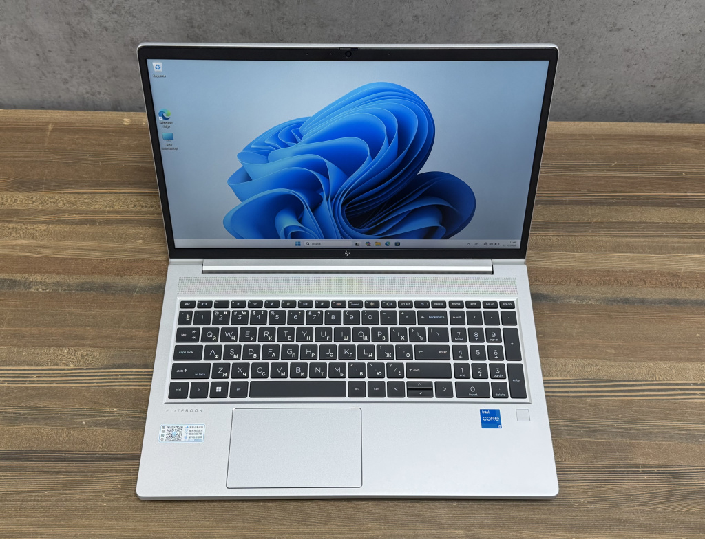 HP EliteBook 650 G9 с включённым экраном, вид спереди