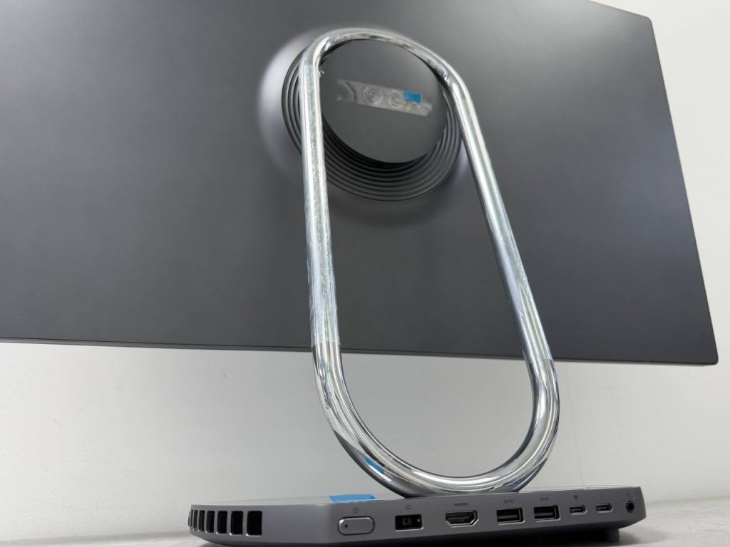 Lenovo YOGA Air 32-ILL — порты, вид сзади сбоку