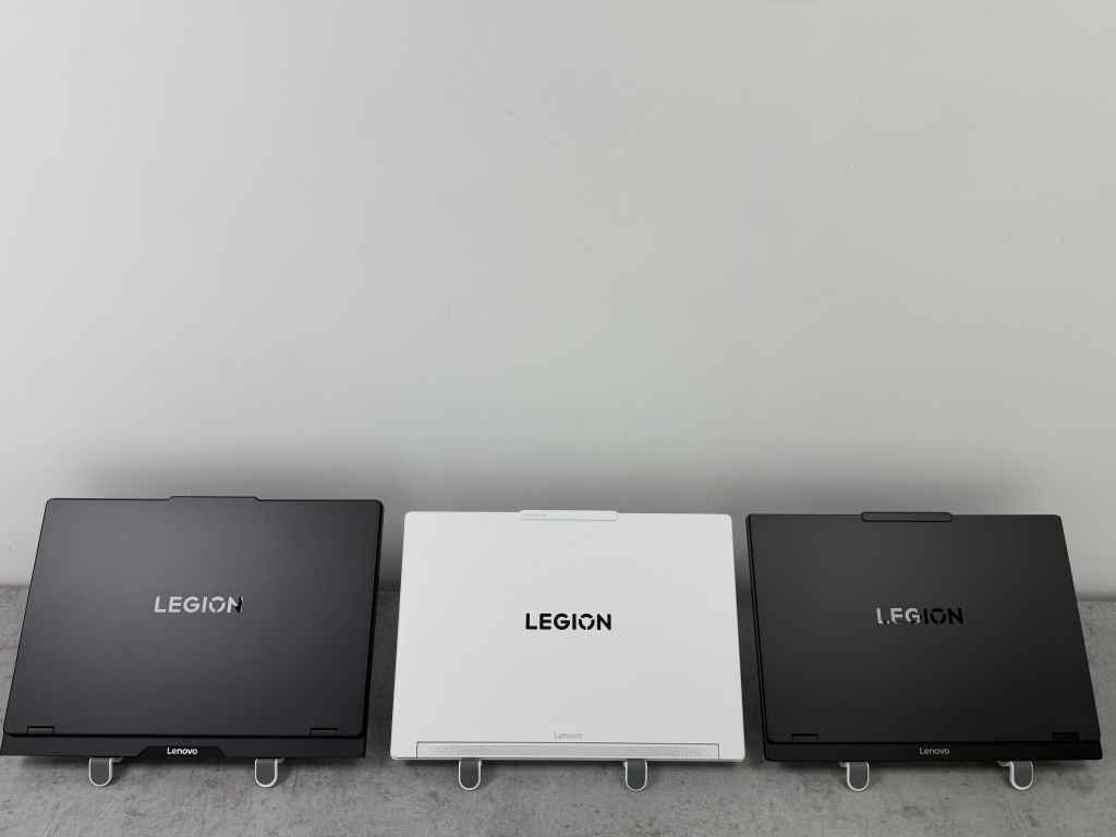 Ноутбуки Lenovo Legion 5, Legion Pro 5 и Legion 7a рядом на столе в шоуруме GlobalComputers