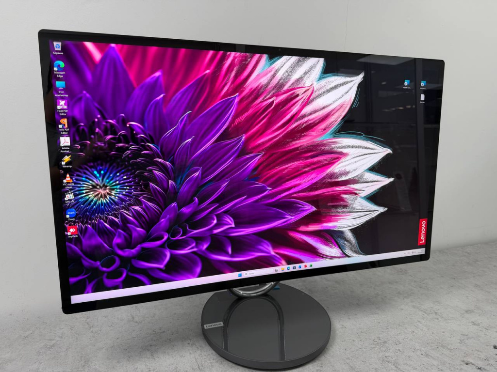 Lenovo YOGA Air 32-ILL — вид спереди, экран включён
