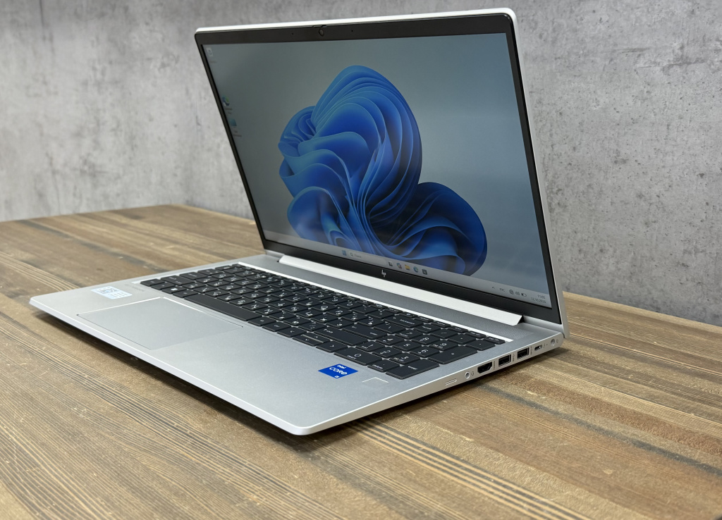 HP EliteBook 650 G9 под углом с включённым экраном