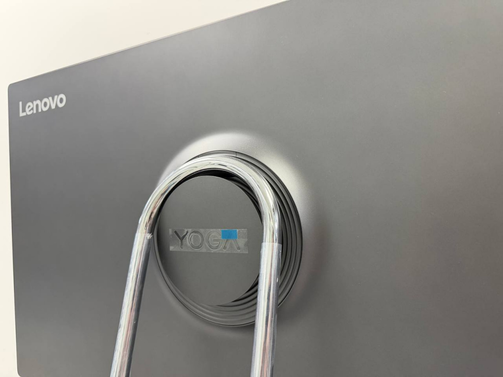 Lenovo YOGA Air 32-ILL — подставка и логотип YOGA сзади