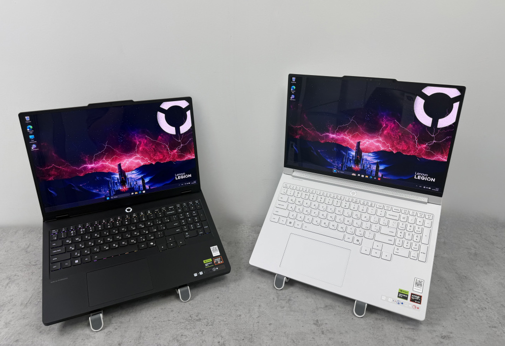 Два включённых ноутбука Lenovo Legion рядом — сравнение глянцевого и матового экрана