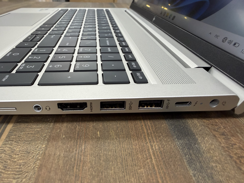 Левый торец HP EliteBook 650 G9 — замок Kensington, RJ-45 и USB-A