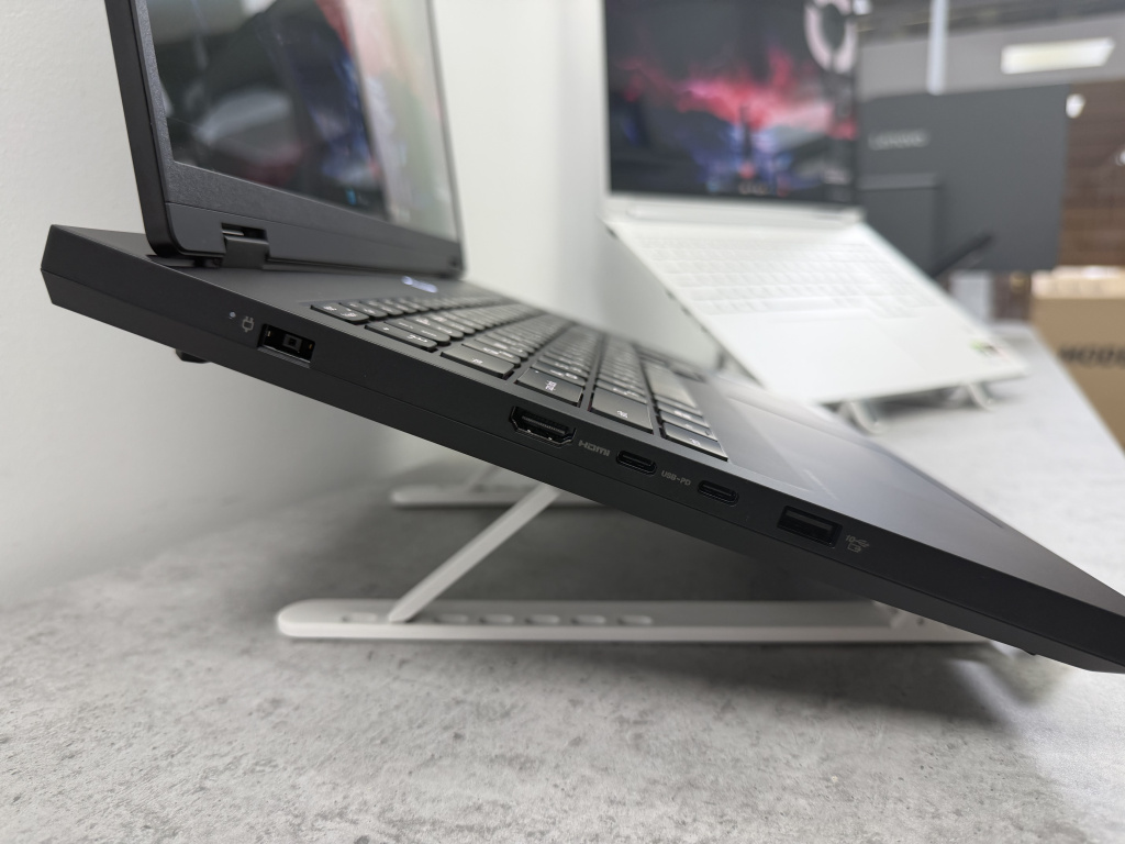 Правый торец Lenovo Legion Pro 5 — порты