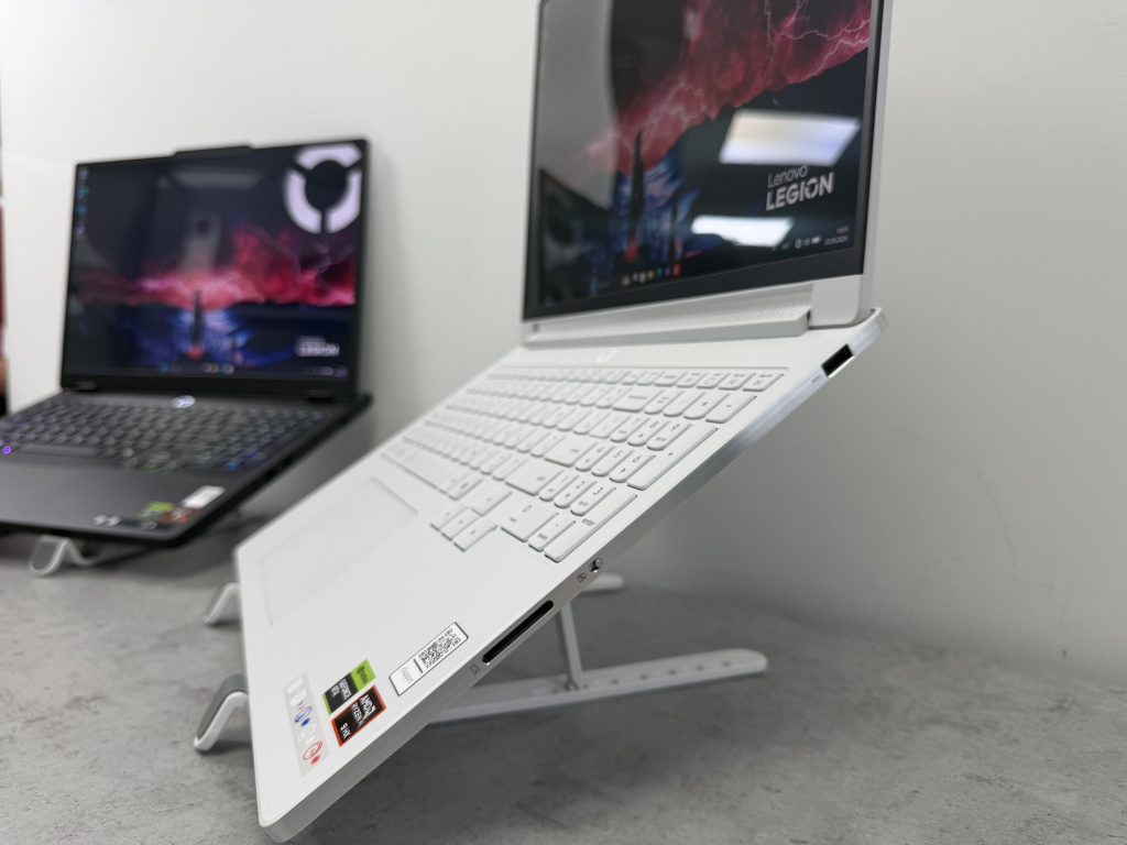 Левый торец Lenovo Legion 7a — порты тонкого корпуса