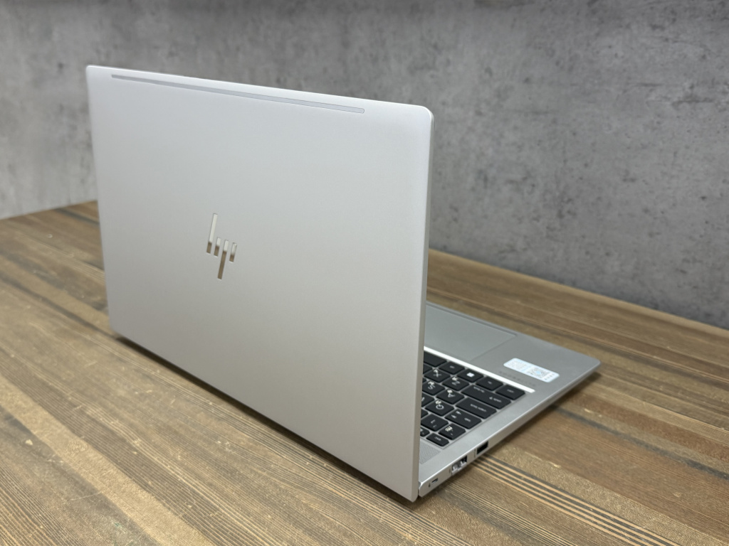 HP EliteBook 650 G9 с открытой крышкой, вид сзади под углом