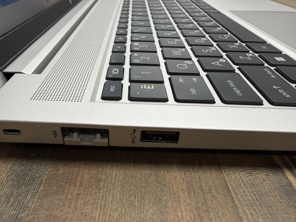 Правый торец HP EliteBook 650 G9 — аудио, HDMI, два USB-A, Thunderbolt 4 и разъём питания